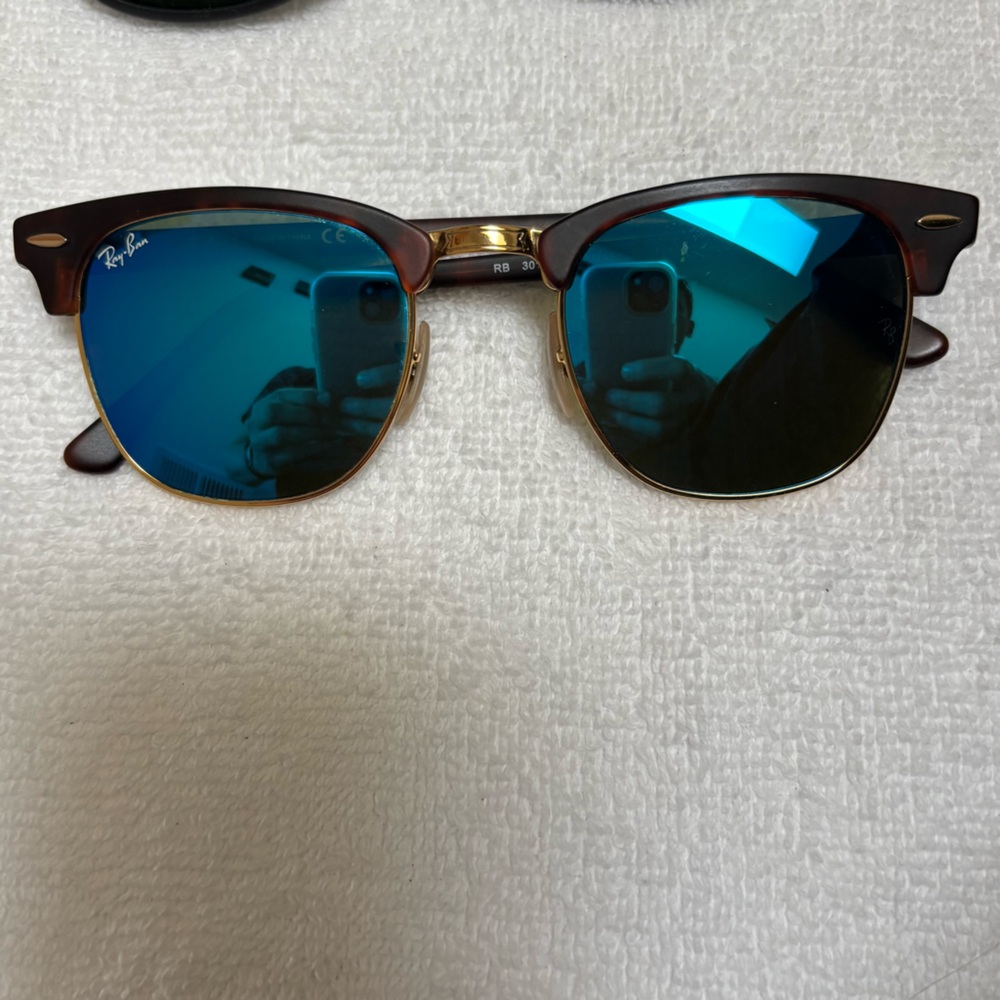 Ray-Ban Clubmaster in Matte Tortoise with Blue Mirrored lens. Size 49/21